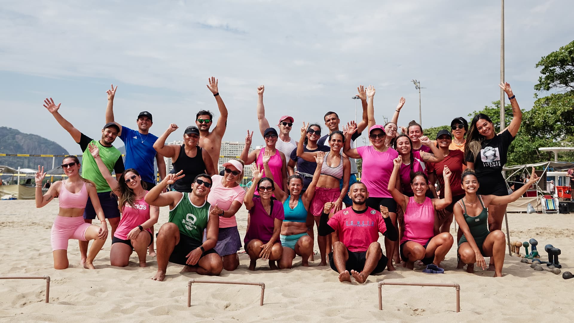 Alunos da RioMove reunidos depois do treino na Praia do Flamengo